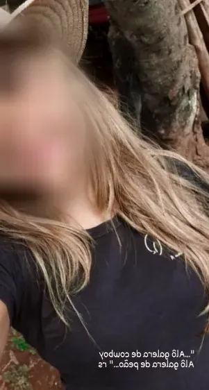 Amber, 32