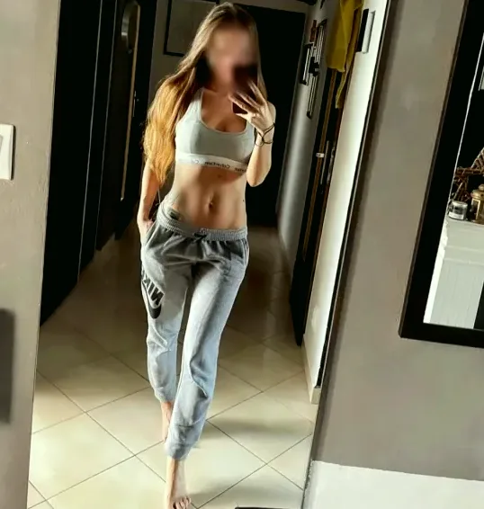 Julie, 28